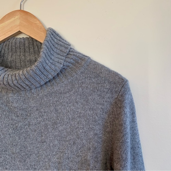 Brandy Melville Cassia Turtleneck Sweater . - Picture 4 of 6